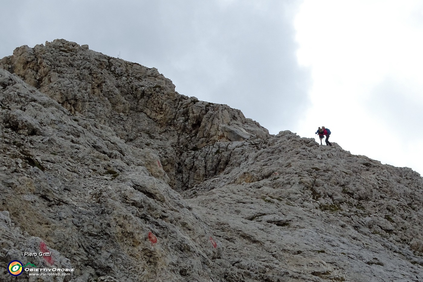 52 La cima del Monte Mulaz viene aggirata da nord .JPG